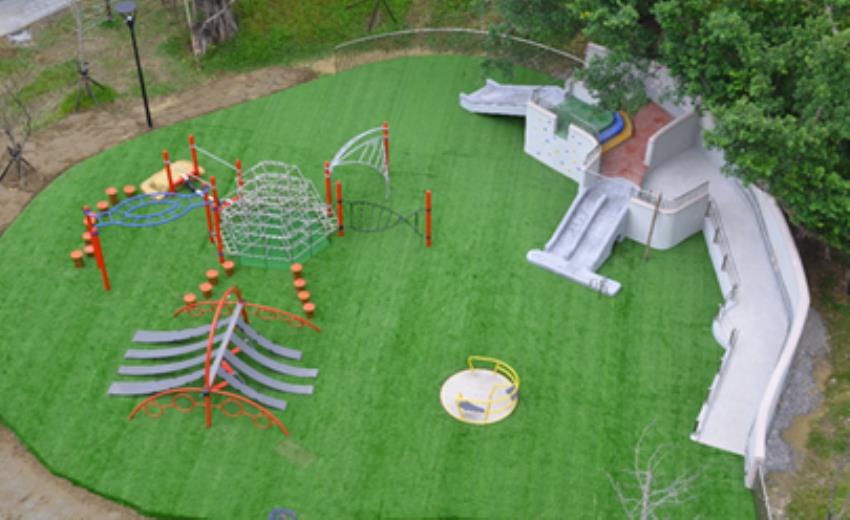 和平實驗小學結合校園生態池環境，營造多元共融式遊戲空間。<br> 適用對象：2歲以上至12歲兒童