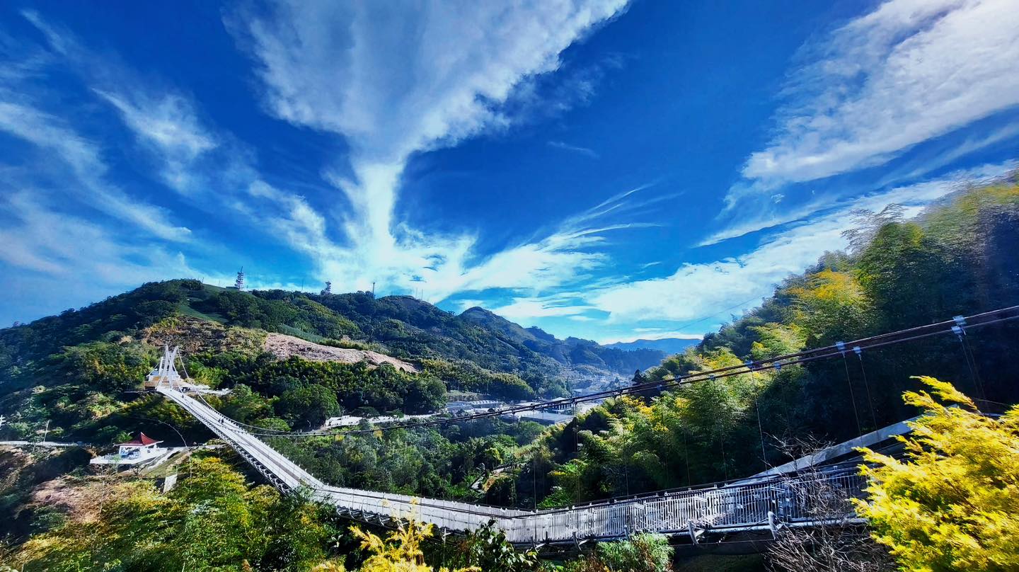梅山太平雲梯可俯瞰壯闊嘉南平原及台灣海峽景緻，欣賞雲海雲瀑及夕陽晚霞等自然美景，是阿里山國家風景區的重要景點，也是全臺第一座獲得「旅服設施6S認證」的景觀吊橋。